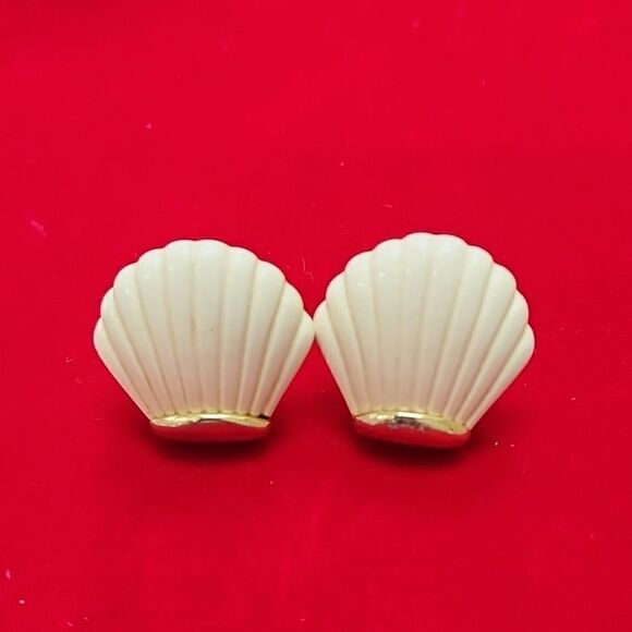 Vintage Signed Napier White and gold Plastic Shell Clip-on Earrings - Picture 1 of 3